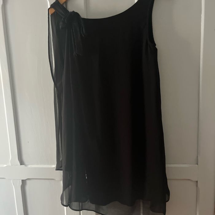 Robe noire à bretelles