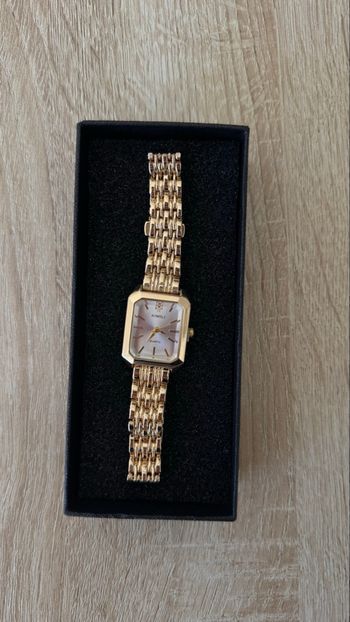 Montre dorée élégante cadran carré minimaliste
