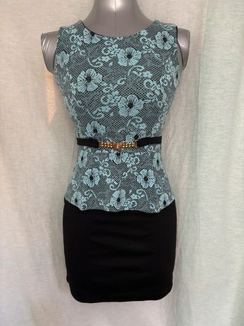 Belle petite robe fourreau style retro noire avec dentelle et ceinture dorée S