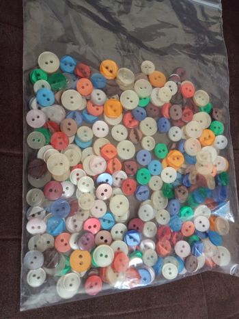 Gros Lot de 276 Boutons (différentes couleurs et tailles) - Neufs