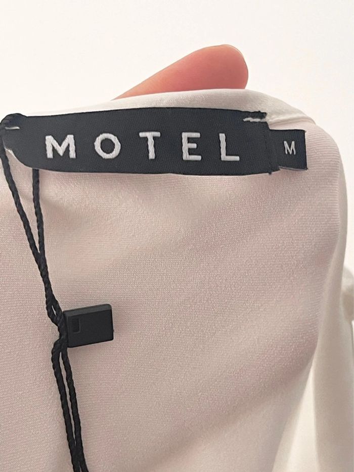 Magnifique robe blanche de soirée ou cérémonie satinée marque Motel taille M - photo numéro 8
