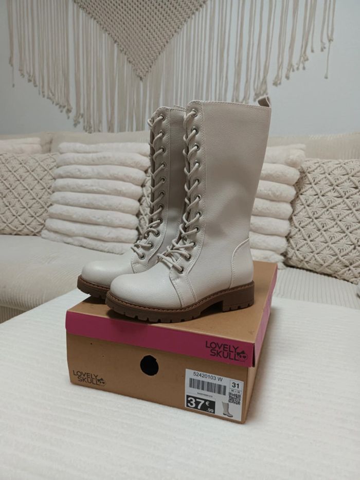 Jolie paire de bottes avec zip beige pointure 31 neuves avec étiquettes 🏷