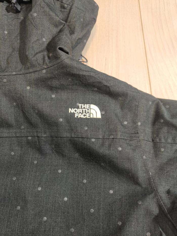 Veste the North face a capuche, taille M, noir a pois blanc, très bon état, - photo numéro 7