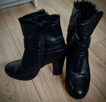P. 37 - Superbes bottines compensées ALPE en cuir noir, hiver chic