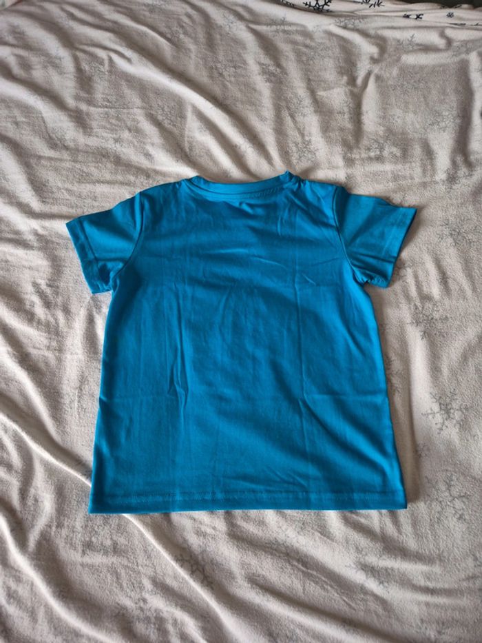 T shirt baby shark  7 ans - photo numéro 3