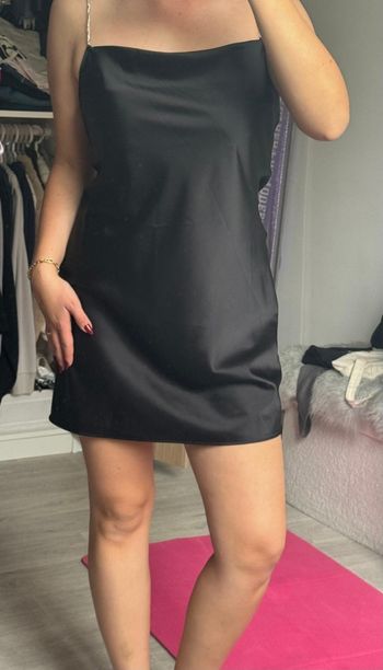 Robe de fête en satin noir avec bretelles strass