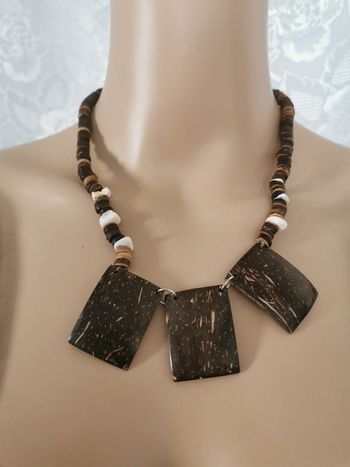 Collier. Marron. Beige.