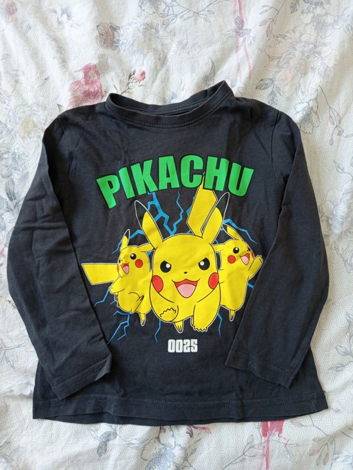 T-shirt pikachu gris 4a