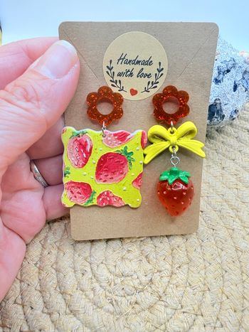 Boucles d’oreilles asymétriques fraises 