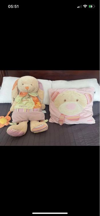 Range pyjama peluche lapin et coussin tête ours