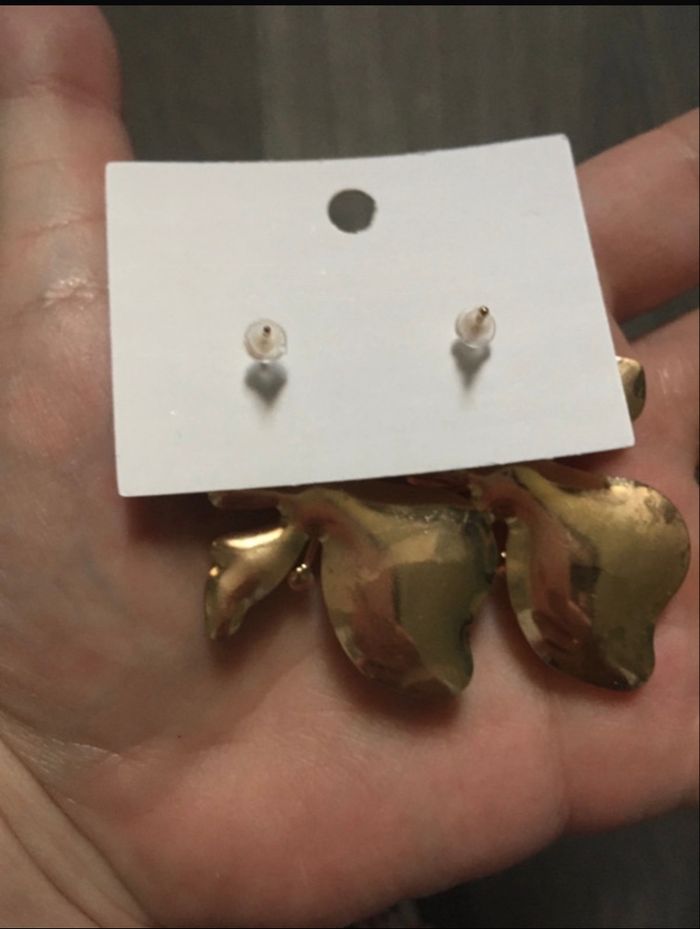 Boucles d’oreilles NEUVES avec étiquette forme de fleurs couleur doré - photo numéro 6
