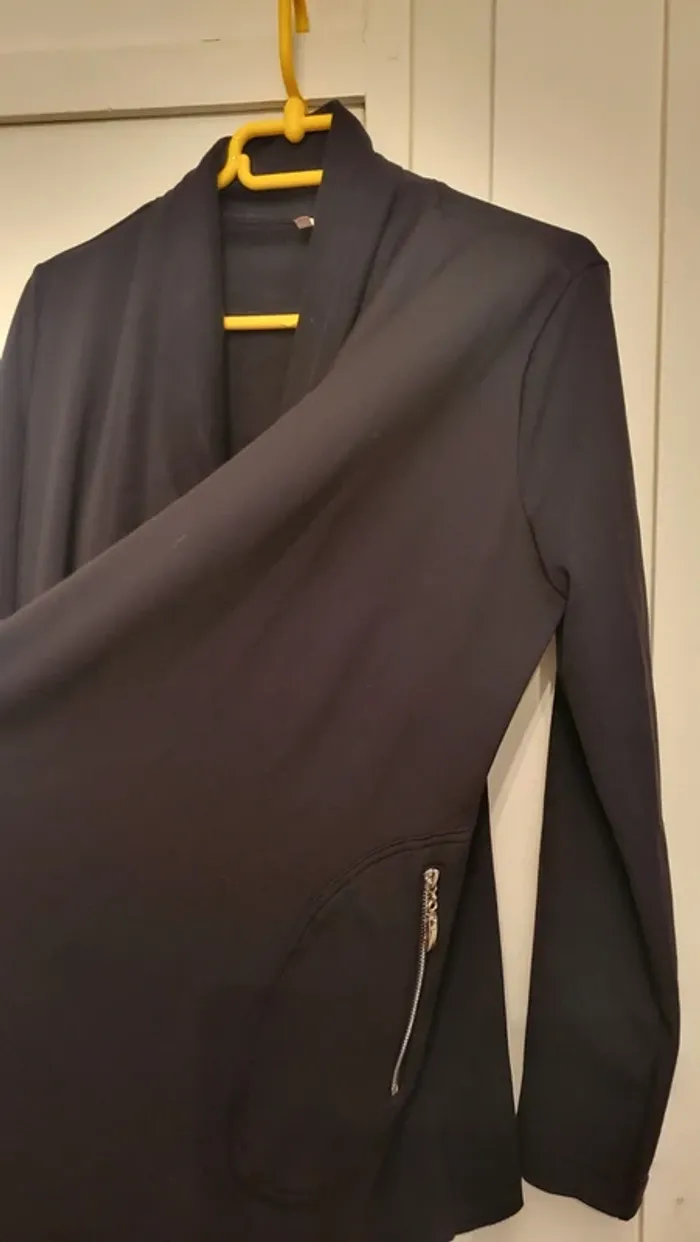 Veste noire légère sans boutons - photo numéro 2