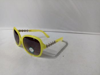 Lunette de soleil jaune