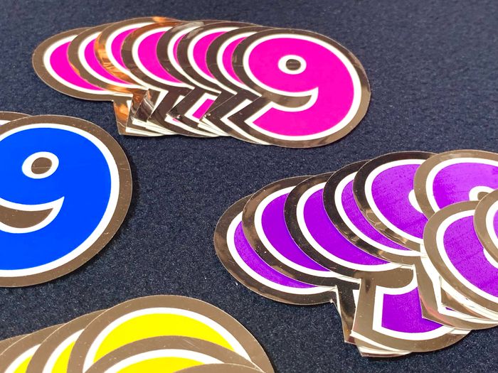 Lot 44 autocollants « 9 » ou « 6 » en 6 coloris, bord foil argenté - photo numéro 3