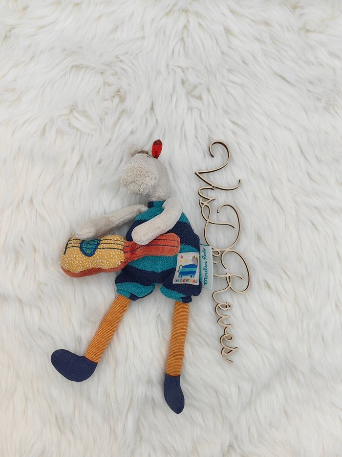 Mini doudou peluche hochet Zadig
Cheval Moulin roty Les Zig et Zag guitare - photo numéro 4