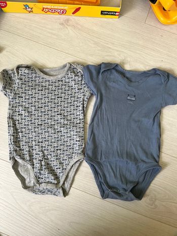 Lot bodies 24 mois
