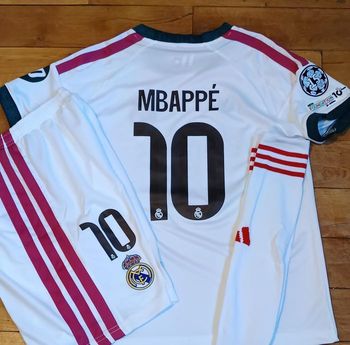 Ensemble football 8 ans  NOUVEAU Real Madrid - Mbappé -  (2026-2027-nouveau-)