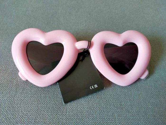 Lunettes de soleil cœur rose – Protection UV400 – Neuf avec étiquette - photo numéro 2