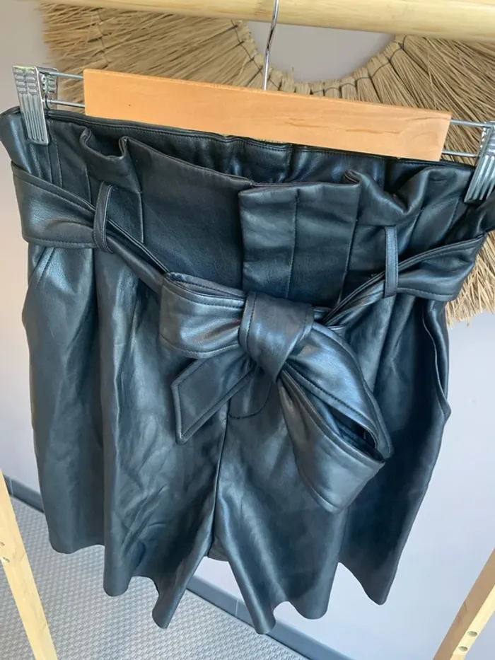 Short noir en similicuir Zara - photo numéro 3