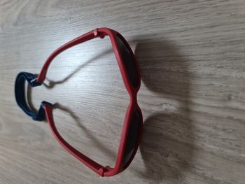 Lunettes de soleil bébé isotoner rouge monture souple et attache amovible