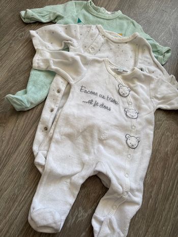 Lot de trois pyjamas, taille un mois