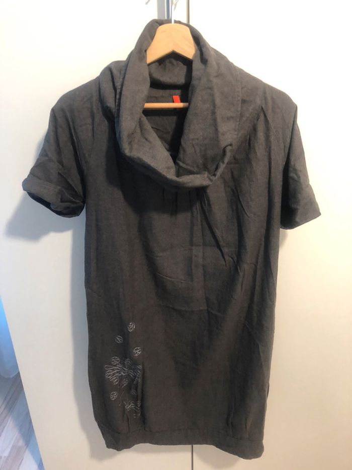 Robe grise avec broderies