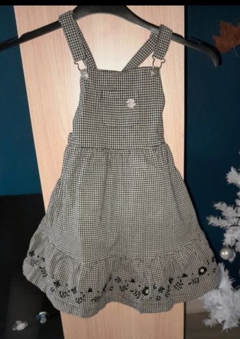 Robe noire et blanche