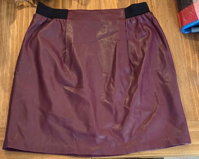Jupe NAF NAF T.36 – effet cuir bordeaux – taille élastique – chic et tendance – excellent état - photo numéro 6