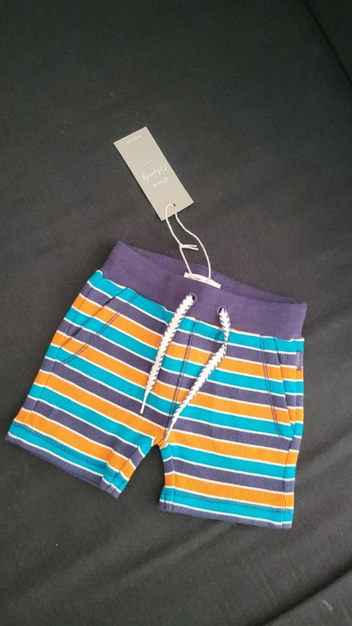 Petit short neuf 6 mois
