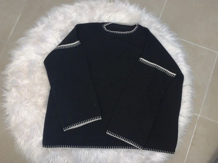 pull noir et détail blanc
