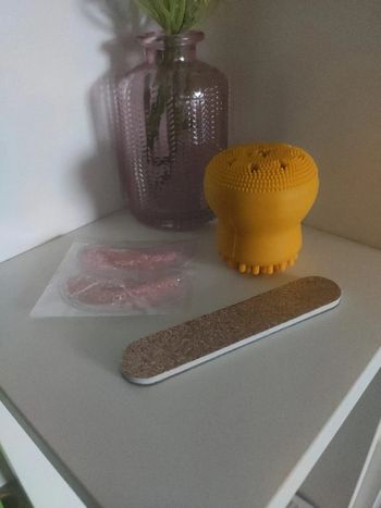 Patch pour les yeux, brosse visage, lime a ongles