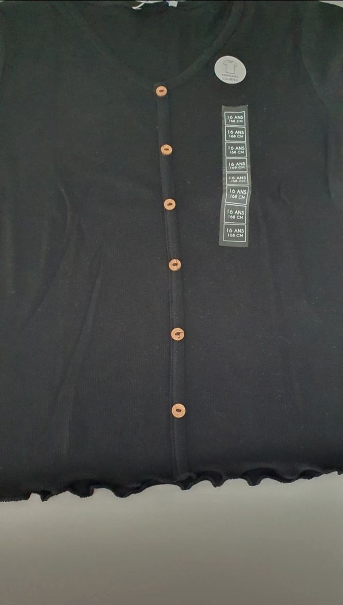 T shirt neuf en 16 ans - photo numéro 2