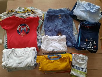 Lot de 76 vêtements été en taille 12 mois