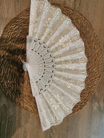 Éventail style Vintage blanc et paillettes argenté