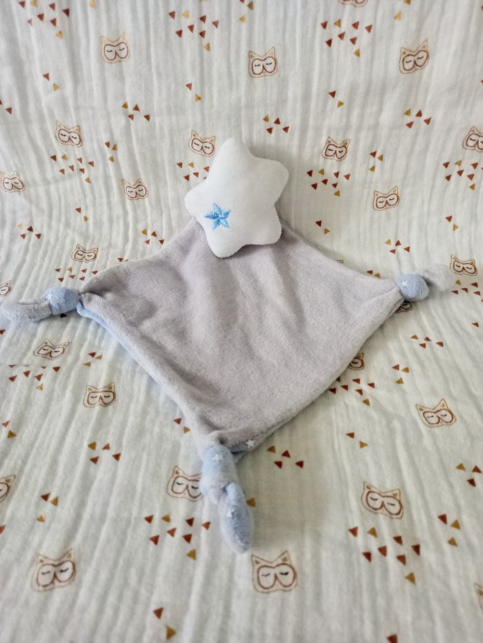 Doudou plat gris blanc bleu étoiles Spilec