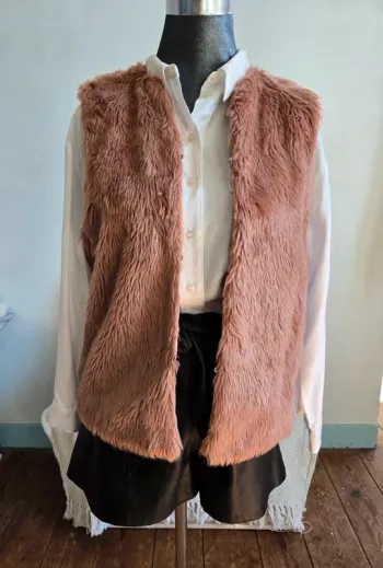 Veste sans manches en fausse fourrure.