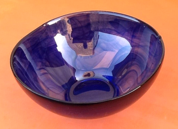 Années 1970 Coupe moderniste nuances de bleu cobalt