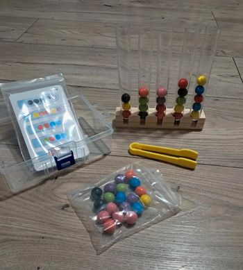 Jeu motricité fine et enchaînements de couleurs avec la pince de prehension et les billes