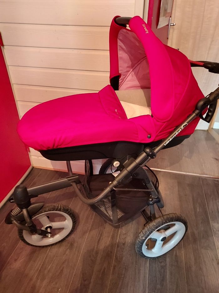 Poussette rouge 3 roues - photo numéro 2