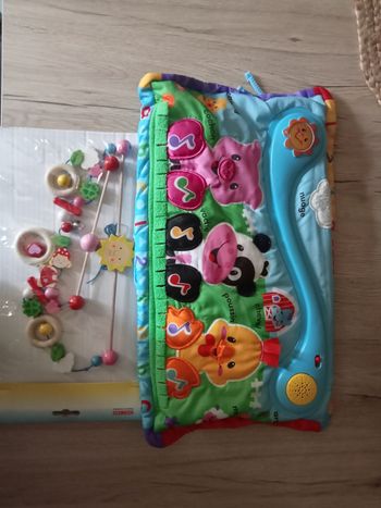 Mobile neuf et Fisher Price bon musical bon etat