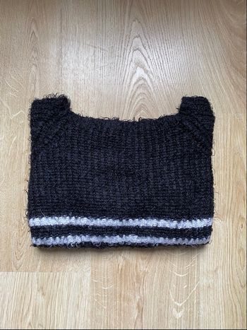 Pull crop top tricoté manches longues en laine noire avec 2 rayures blanches 