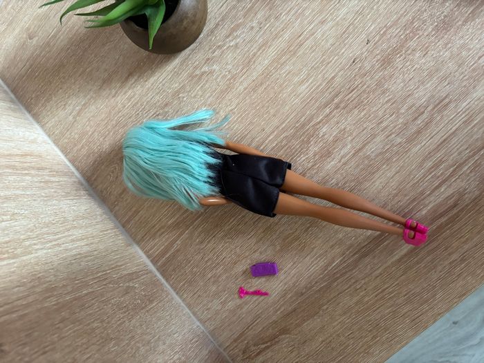 Barbie métisse cheveux bleu maquilleuse mattel - photo numéro 3