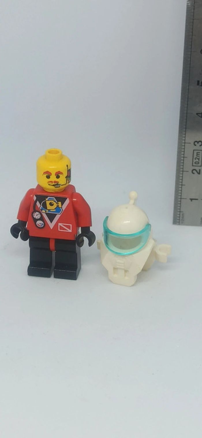 Figurine homme habits de plongeur et casque lego