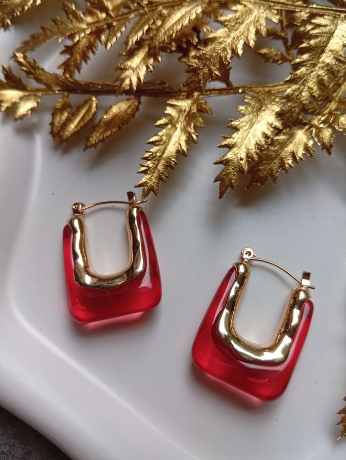 Boucles d'oreilles dorées en carré résine rouge