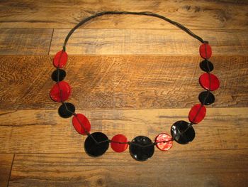 Collier style bohème pour femme en résine rouge et noir réglable - Bijoux fantaisie (B038)