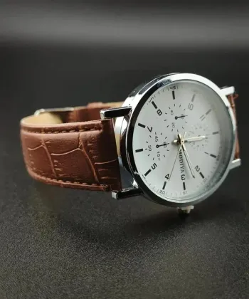 Montre marron, précise, classique men