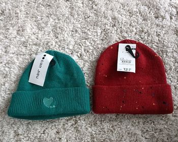 2 bonnets camaïeu en taille unique (un vert et un rouge)