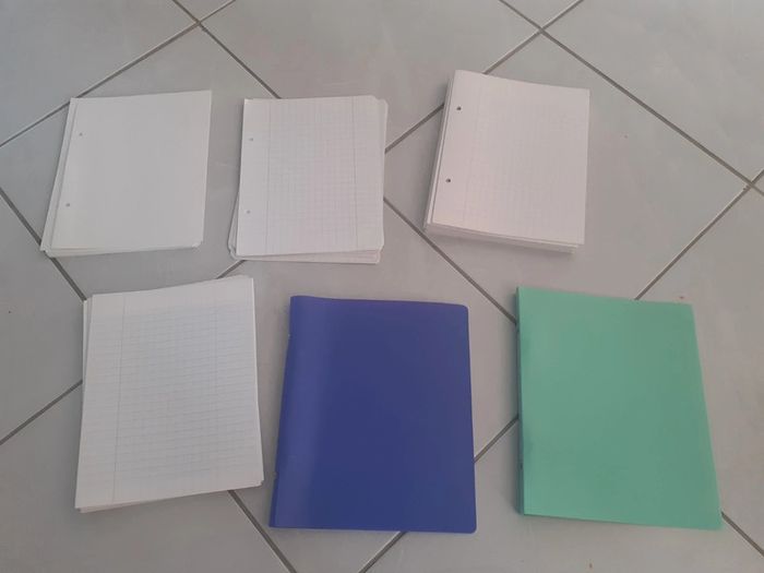 Lotbpetits classeurs et feuilles