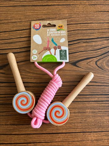 Corde à sauter neuve, en bois
