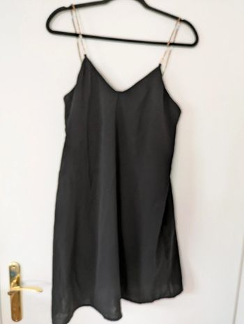 Petite robe noire avec bretelles bijoux